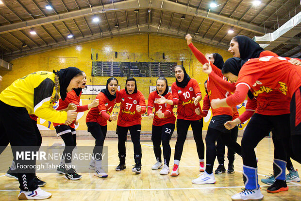 آخرین تمرین تیم ملی هندبال بانوان ایران برای حضور در مسابقات قهرمانی زنان جهان در دانمارک، روز دوشنبه ۶ آذر، در سالن فدراسیون هندبال برگزار شد