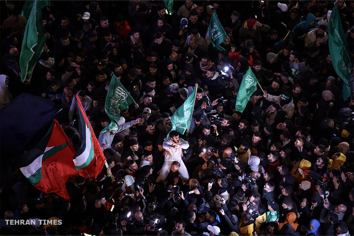 Palestinians gather in Ramallah streets to welcome freed prisoners