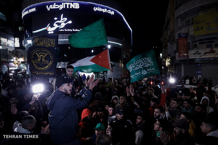 Palestinians gather in Ramallah streets to welcome freed prisoners