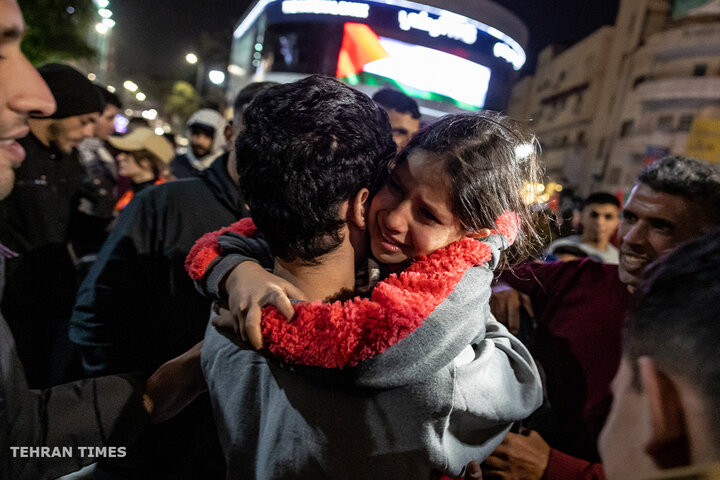 Palestinians gather in Ramallah streets to welcome freed prisoners