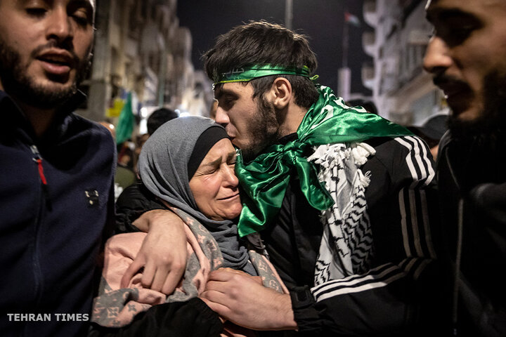 Palestinians gather in Ramallah streets to welcome freed prisoners