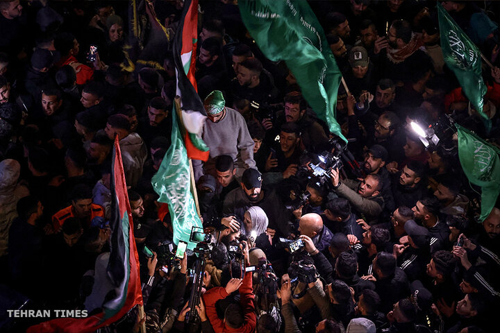 Palestinians gather in Ramallah streets to welcome freed prisoners