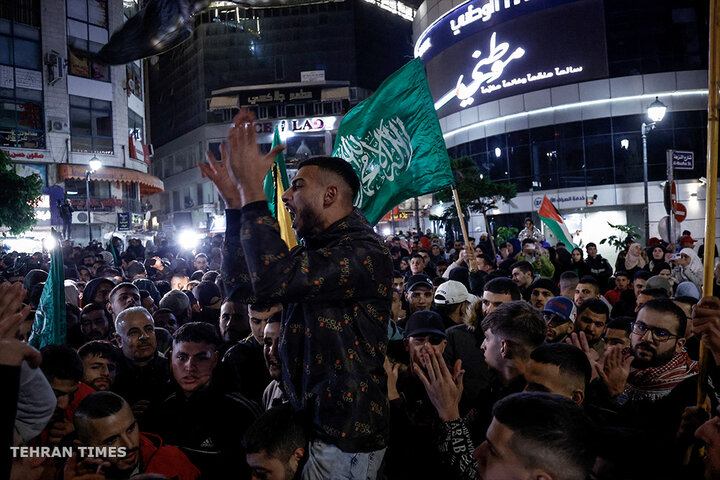 Palestinians gather in Ramallah streets to welcome freed prisoners