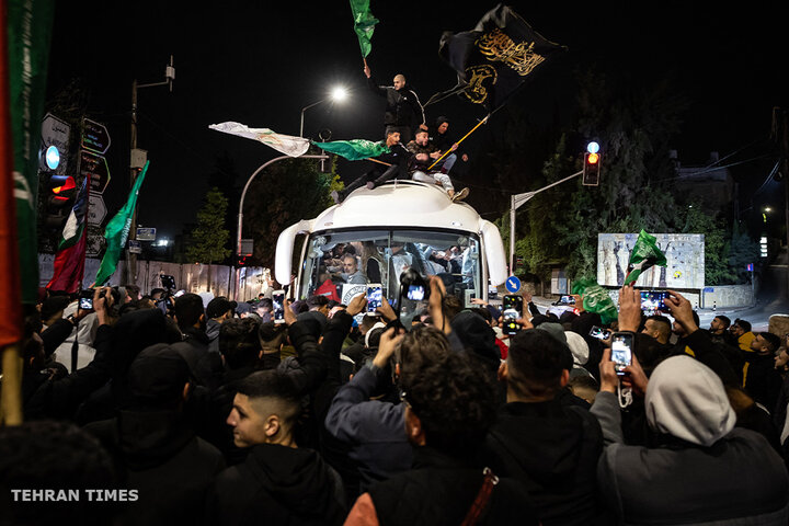 Palestinians gather in Ramallah streets to welcome freed prisoners