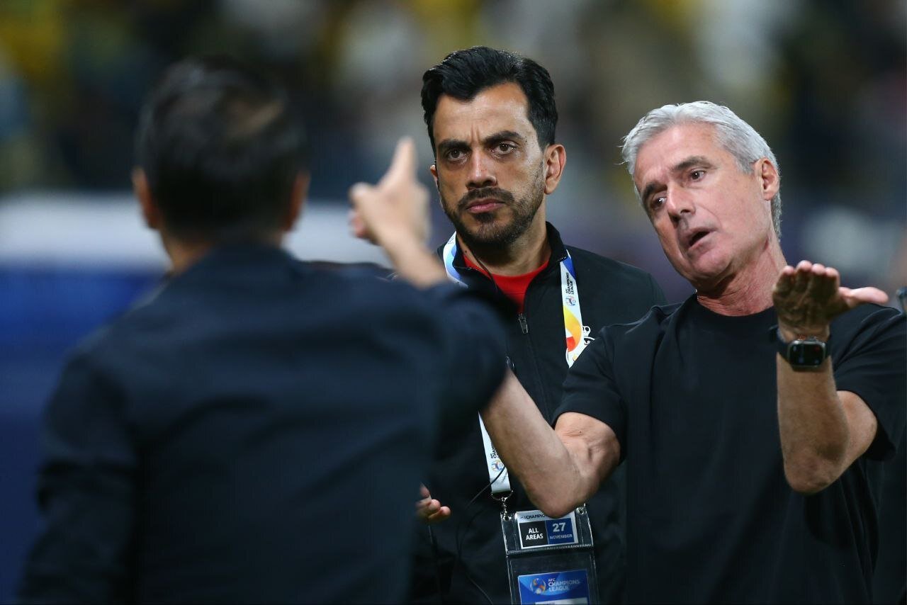 تصاویر درگیری لفظی سرمربی النصر با سرپرست پرسپولیس منتشر شد