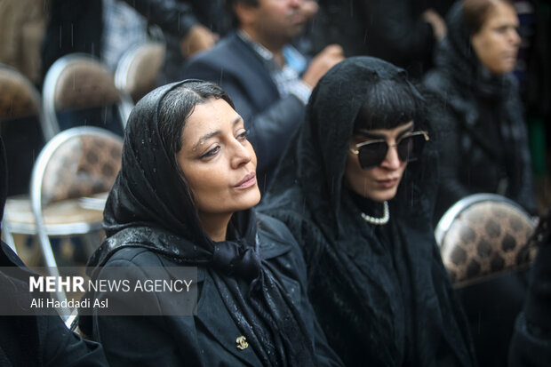 ساره بیات در مراسم تشییع زنده یاد بیتا فرهی حضور دارد