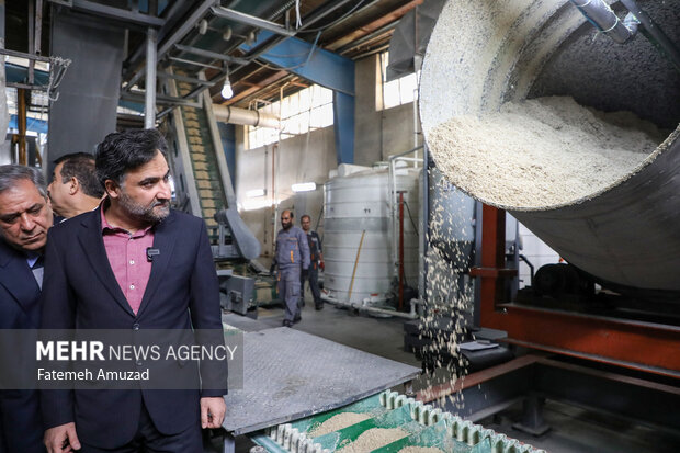 روح الله دهقانی فیروزآبادی معاون علمی و فناوری رئیس جمهور در مراسم رونمایی از محصول راهبردی نانو کاتالیست حضور دارد