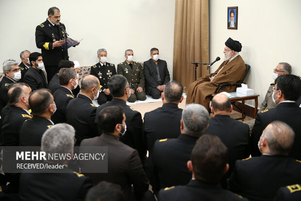 قائد الثورة الاسلامية يستقبل جمعاً من قادة القوات البحرية 