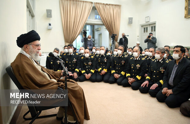 قائد الثورة الاسلامية يستقبل جمعاً من قادة القوات البحرية 