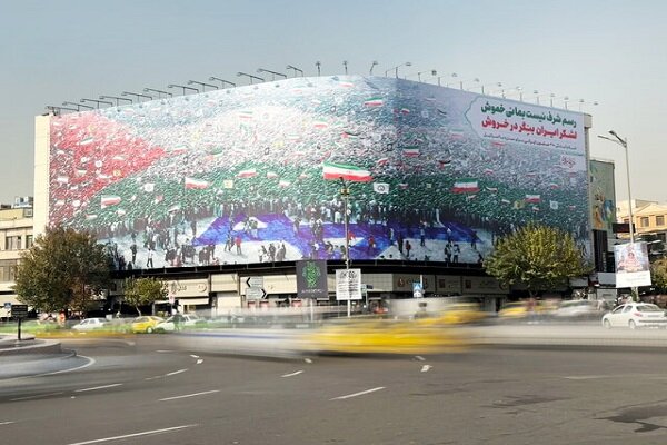 أعلام فلسطين تزين شارع الثورة وسط العاصمة طهران 