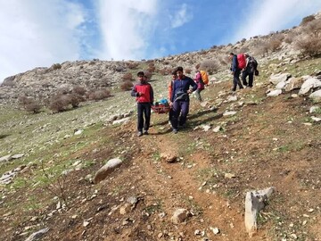 نجات کوهنورد مصدوم شده در دره بلوکان الموت غربی توسط هلال احمر