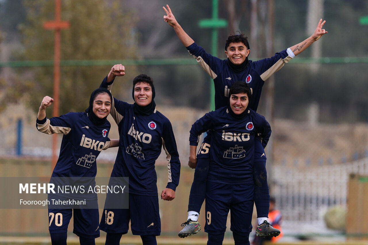 نگاهم به فوتبال رنگی نیست/ هدف ما پیشرفت فوتبال بانوان است