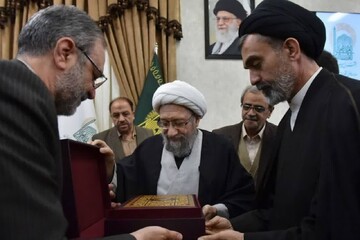 مصحف مشهد رضوی به رییس مجمع تشخیص مصلحت نظام اهدا شد