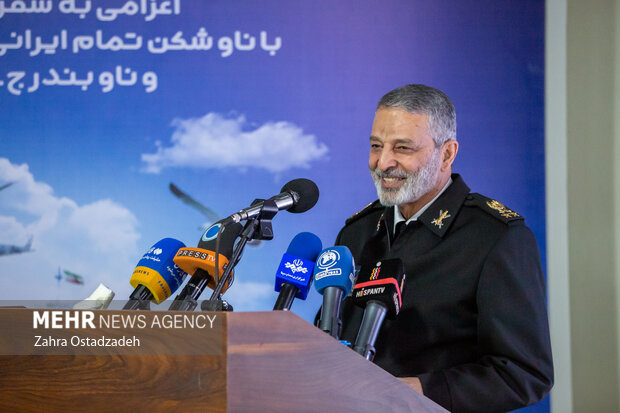 سید عبدالرحیم موسوی فرمانده کل ارتش در نمایشگاه توانمندی ها و دستاوردهای فنی و تخصصی نیروی دریایی راهبردی ارتش جمهوری اسلامی ایران در حال سخنرانی است