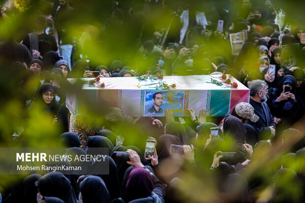 مراسم وداع با پیکرهای مطهر ۸ شهید مدافع‌ حرم که پس از گذشت هشت سال به کشور بازگشته‌اند، عصر امروز یکشنبه ۱۱ آذر ۱۴۰۲ در معراج شهدای تهران برگزار شد