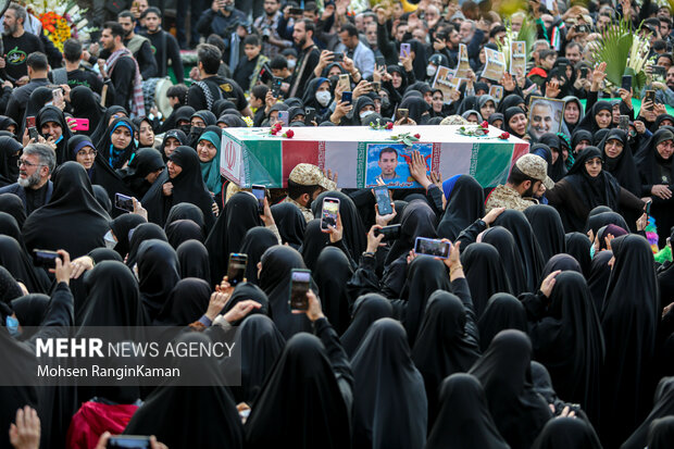 مراسم وداع با پیکرهای مطهر ۸ شهید مدافع‌ حرم که پس از گذشت هشت سال به کشور بازگشته‌اند، عصر امروز یکشنبه ۱۱ آذر ۱۴۰۲ در معراج شهدای تهران برگزار شد