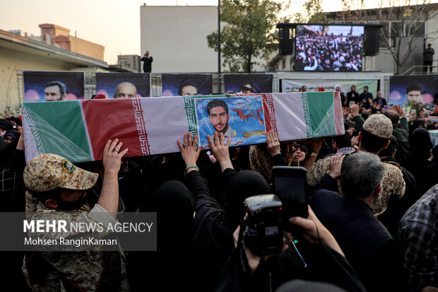 مراسم وداع با پیکرهای مطهر ۸ شهید مدافع‌ حرم که پس از گذشت هشت سال به کشور بازگشته‌اند، عصر امروز یکشنبه ۱۱ آذر ۱۴۰۲ در معراج شهدای تهران برگزار شد