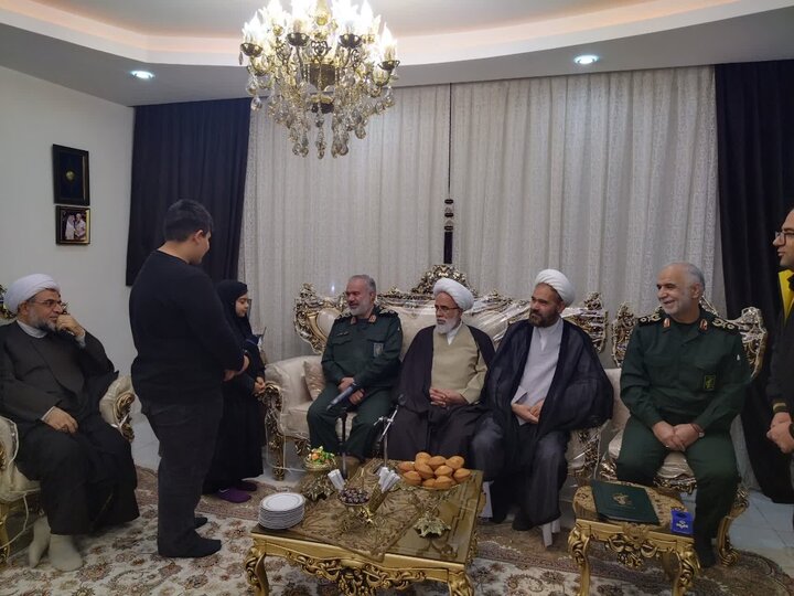 دیدار جانشین فرماندهی کل سپاه با خانواده شهدای امنیت کرمانشاه