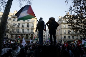 Paris'te binlerce kişi Gazze için sokağa indi