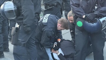 جان‌باختن یک آلمانی پس از بازداشت از سوی پلیس در برلین