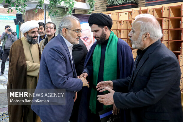 سید محمد حسینی  معاون امور مجلس رئیس‌جمهور در آیین یادبود «پروانه معصومی» حضور دارد