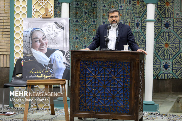 محمدمهدی اسماعیلی وزیر فرهنگ و ارشاد اسلامی در حال سخنرانی در آیین یادبود «پروانه معصومی» است