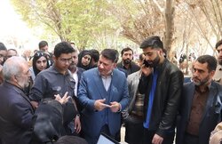 استاندار یزد سرزده در جمع دانشجویان دانشگاه یزد حضور یافت