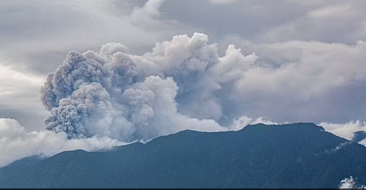 فوران آتش‌فشان در اندونزی/ ۲۳ نفر کشته و ناپدید شدند+ فیلم