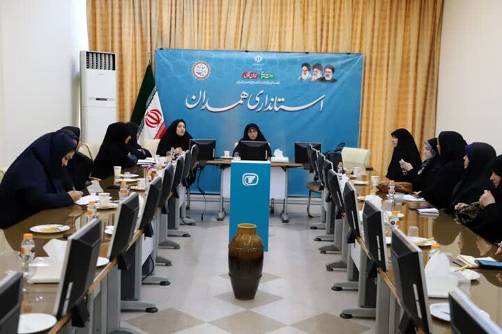 خوانش قانون جوانی جمعیت توسط بانوان بسیج رسانه استان همدان