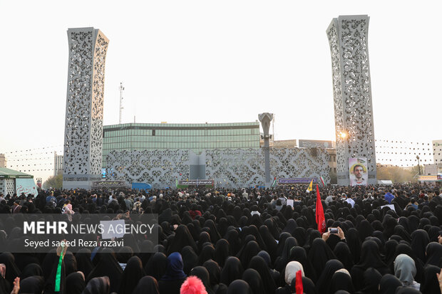 Iranians pay tribute to 9 martyrs
