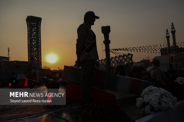 Iranians pay tribute to 9 martyrs
