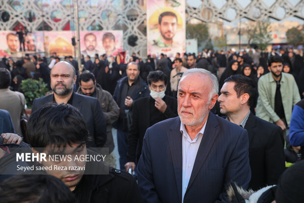 علیرضا فخاری استاندار تهران در مراسم بدرقه 9 شهید مدافع حرم در میدان امام حسین (ع) حضور دارد