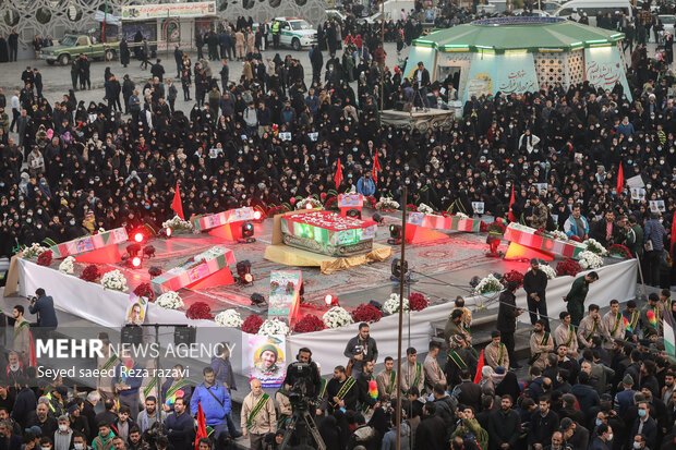 تہران میں شہدائے مدافع حرم کی تشییع جنازہ اور الوداعی مناظر