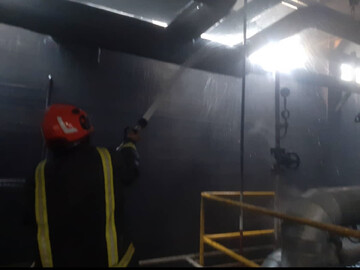 وقوع آتش سوزی در سوله روغن شرکت نئوپان فومنات/ حریق مهار شد