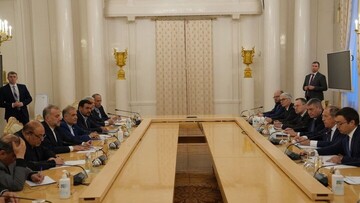 وزير الخارجية الإيراني والروسي يتشاوران حول القضايا الثنائية والإقليمية