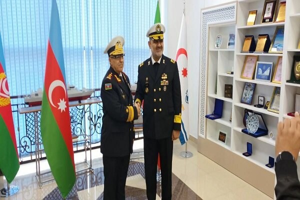  قائد بحرية جمهورية أذربيجان يستقبل نظيره الايراني في باكو