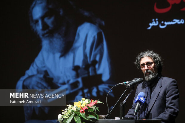 محمدعلی مرآتی در حال سخنرانی در مراسم رونمایی آلبوم شادوش است