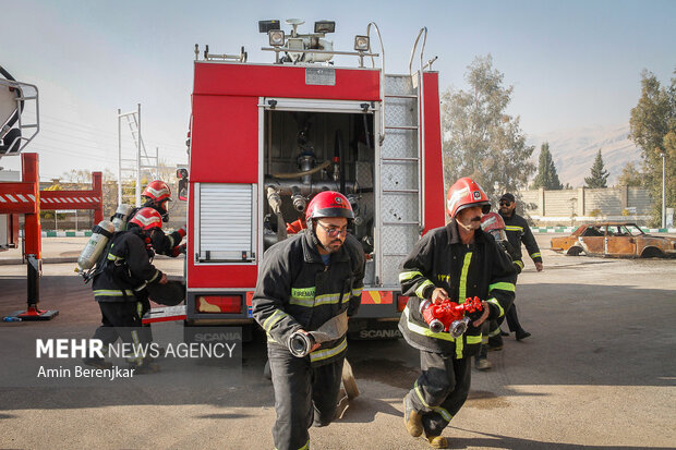 مانور آمادگی و مراسم پاسداشت آتشنشان داوطلب در شیراز