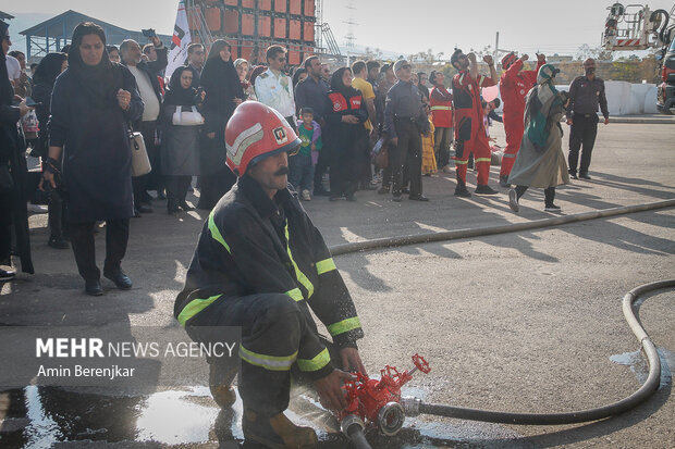 مانور آمادگی و مراسم پاسداشت آتشنشان داوطلب در شیراز