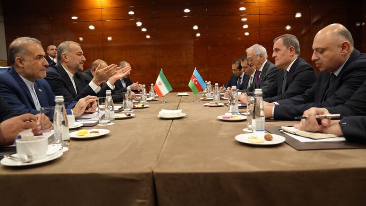 وزیر الخارجیة الايراني يؤكد لنظيره الأذربيجاني أن التعاون بين البلدين يمضي قدما 