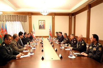 Iranian vavy cmdr.  meets with Azerbaijani defense minister