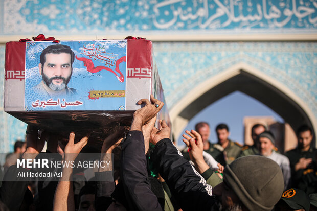 مدافع حرم "شہید حسن اکبری" کی تشییع جنازہ، عوام کی بھرپور شرکت
