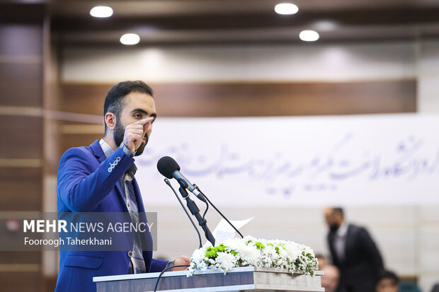 یکی از دانشجویان دانشگاه  علوم و تحقیقات در حال سخنرانی در مراسم روز دانشجو با حضور محمد باقر قالیباف رئیس مجلس شورای اسلامی است