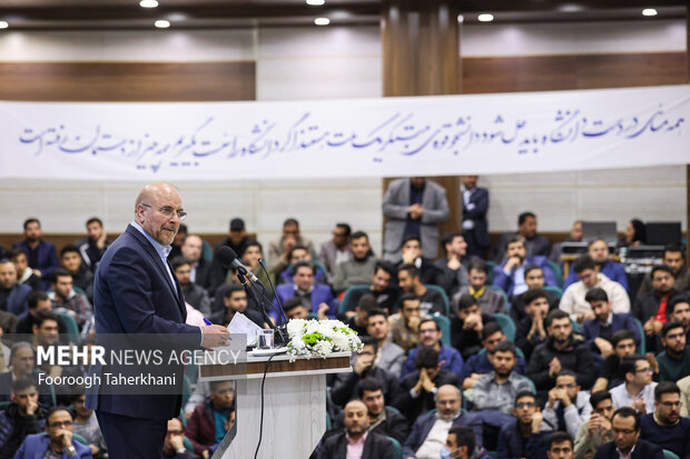 محمد باقر قالیباف رئیس مجلس شورای اسلامی درحال سخنرانی در مراسم روز دانشجو در دانشگاه علوم تحقیقات  است