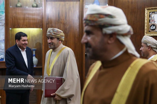 محمد مخبر معاون اول رئیس جمهور ظهر امروز چهارشنبه ۱۵ آذر ۱۴۰۲ با قیس بن محمد الیوسف وزیر تجارت، صنعت و توسعه سرمایه گذاری عمان دیدار و گفت‌وگو کرد