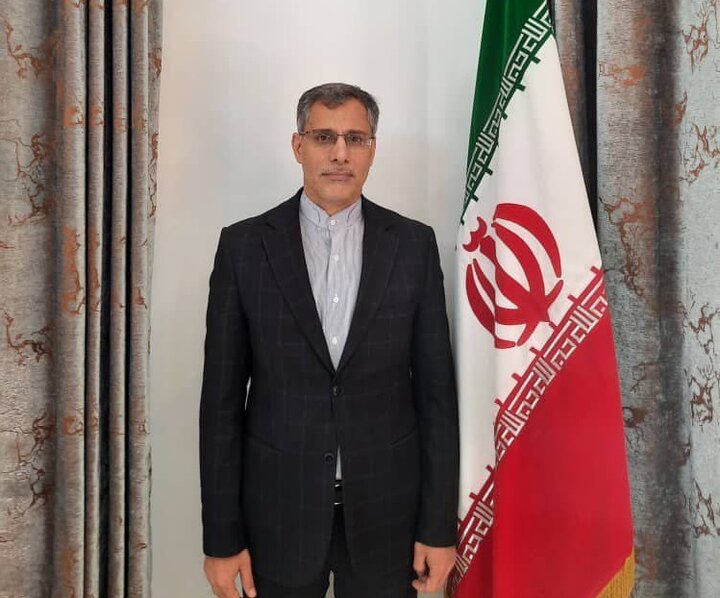 السفير الإيراني لدى نيروبي يقدم نسخة من أوراق اعتماده