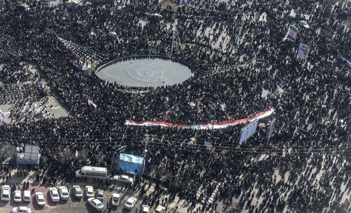 دور زدن محیط زیست در میدان جمهوری کرج/ شهرداری: درختی قطع نمیشود