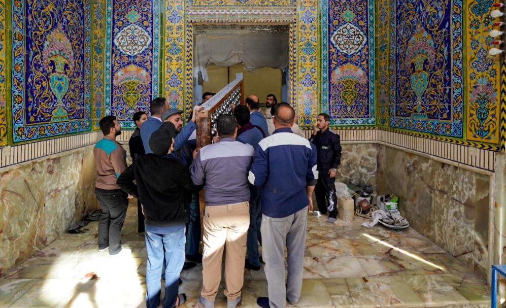 پنجره ناودان طلا در حرم امام علی (ع) در نجف اشرف ترمیم شد