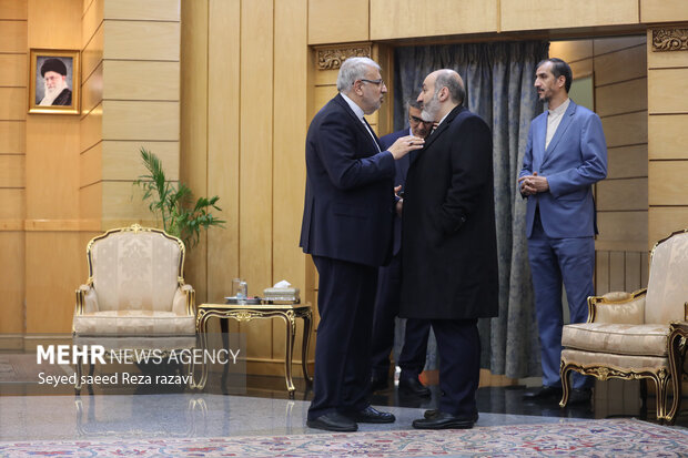 جواد اوجی، وزیر نفت در مراسم بدرقه رئیس جمهور در سفر به روسیه حضور دارد