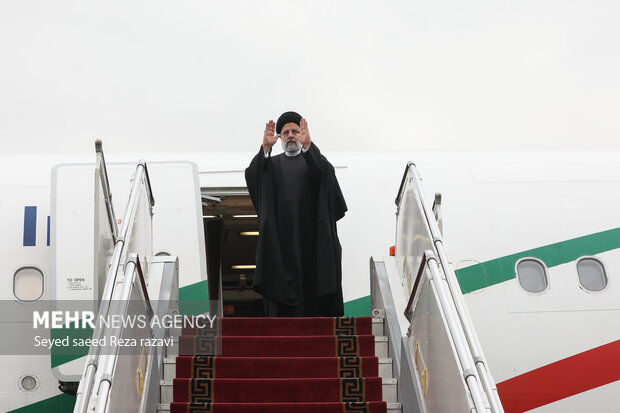 الرئيس الايراني يغادر طهران متوجهاً إلى إسلام آباد